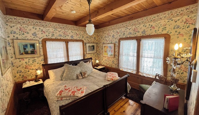Queen's View B&B- Bill's West, Lake Views, Sauna, Pool, Garden, Bayfield, WI