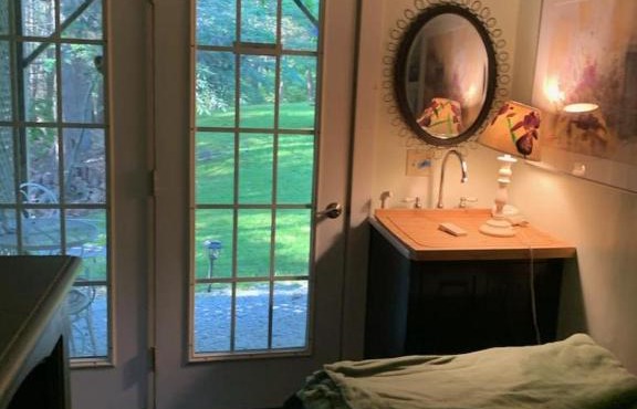 Queen studio, private entrance & free parking