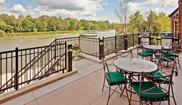Queen Studio with a River View | Just a Stroll from the University of Rochester