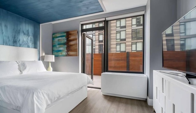Queen Suite w Balcony| Kitchenette| Desk| near NYC