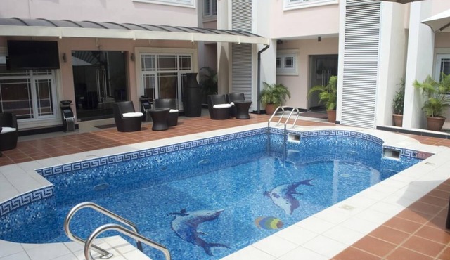 Queensgate Continental Hotel and Suites