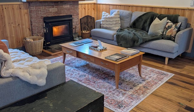 Quentin's Cottage - a cosy retreat by Mt Owen - close to town and trails!