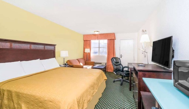 Quick Drive to Downtown Chattanooga & Lookout Mountain | 2 Units, Seasonal Pool