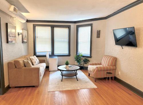 Quiet 1BR, Eat-In Kitchen, Close to Midway