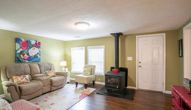 Quiet 2 bedroom cottage close to M-Trade Park.