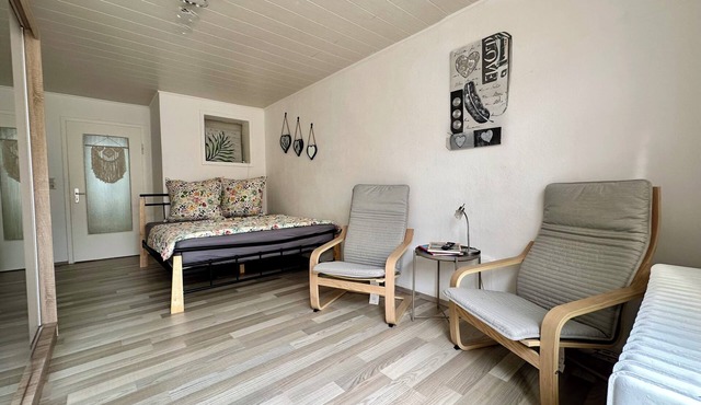 Quiet 2-room apartment with garden, parking & Wi-Fi – near the Festival Theatre