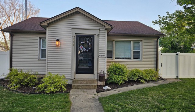 Quiet 2bd 1ba ranch with off street parkingWalking distance to downtown/beach.