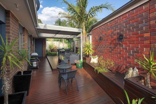 Quiet 2BR Villa, Garage Parking, 15 min to Airport & Melbourne City