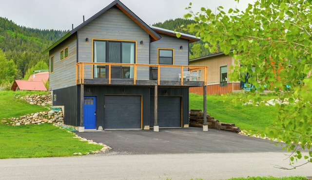 Quiet Alpine Hideaway w/Panoramic Mountain Views!