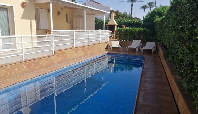 Quiet and bright villa 300 M from the beach