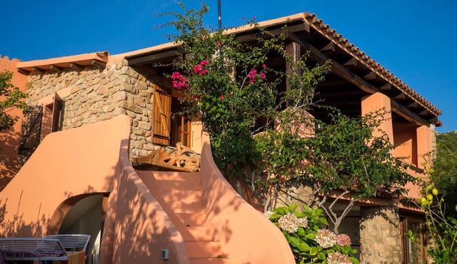 Quiet and comfortable apartment with garden near the beach