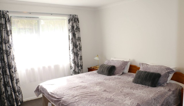 Quiet and Comfortable Main House Room with Shared Lounge