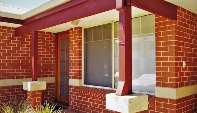 Quiet and private house. Walk to train & shops 2