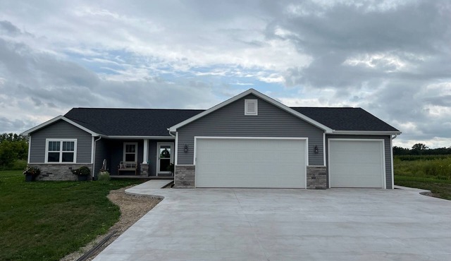 Quiet and Relaxing EAA Home for Rent. 11.5 Miles from Airport.