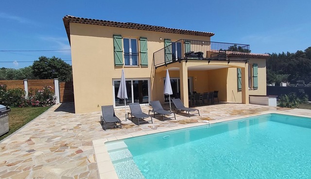 Quiet and spacious 208 m² villa with swimming pool & air conditioning