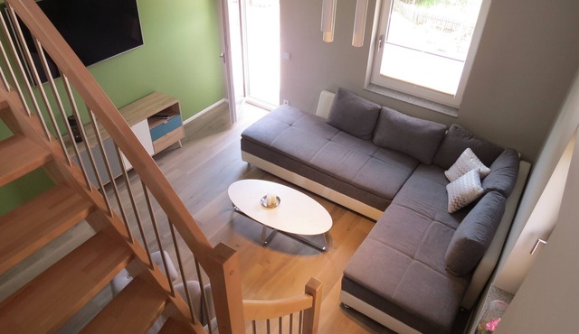 Quiet and spacious holiday apartment 'Burgblick'