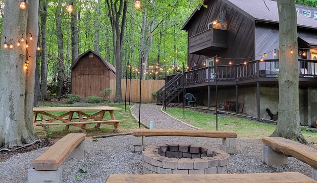 Quiet and spacious cabin close to Raystown Lake ! Hot Tub/Game Room/Firepit
