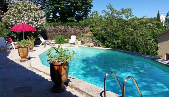 Quiet and sunny villa with pool 2 km from Avignon city center