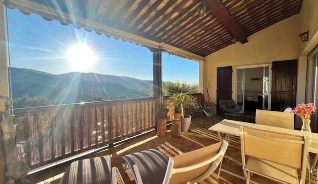 Quiet apartment with panoramic views and swimming pool