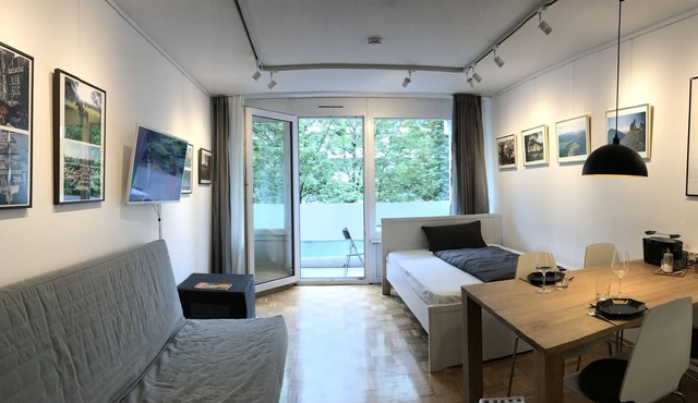 Quiet apartment in lively Schwabing