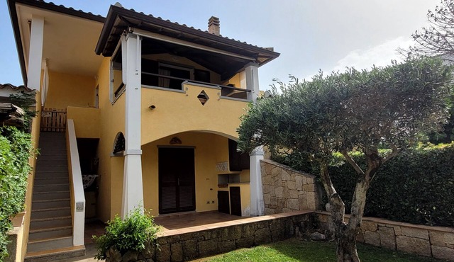Quiet apartment with sea view balcony, 5 mins to beach and shops