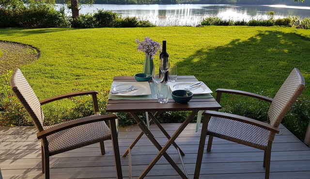 Quiet app. with terrace for 2 per. Lake view, direct access.
