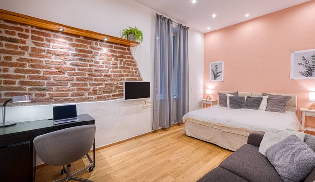 Quiet Apt. Top Central Location