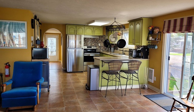 Quiet beach house with bonus guest house 1 exit from Parlee Beach