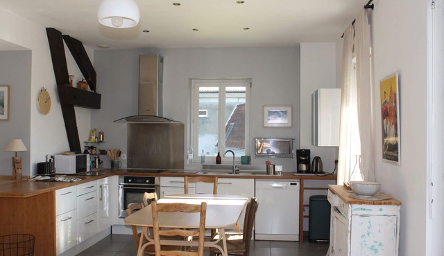 Quiet, bright apartment, 400 metres from the town center, with parking lot