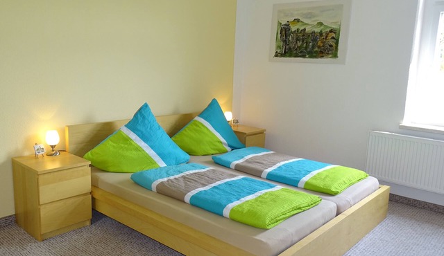 Quiet, central and large apartment for up to 8 people, terrace, near the Elbe
