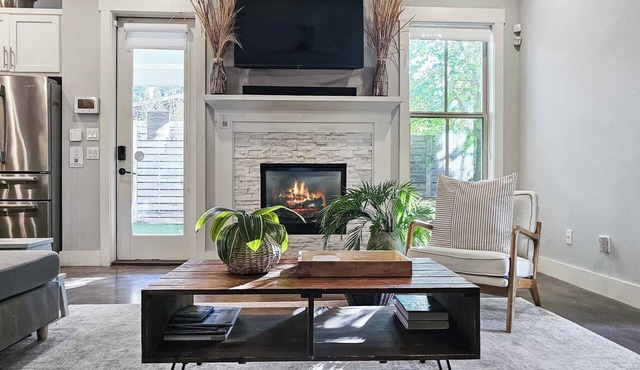 Quiet Central Austin Retreat For 16. Walk to SoCo, Downtown & Barton Springs!