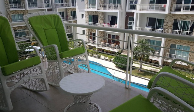 Quiet central condo with large pool and garden, BBQ/WiFI/TV, Top-floor
