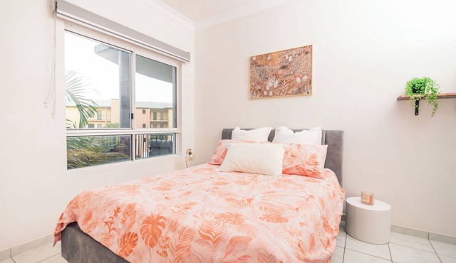Quiet Centrally located apartment only 10 mins from Airport!