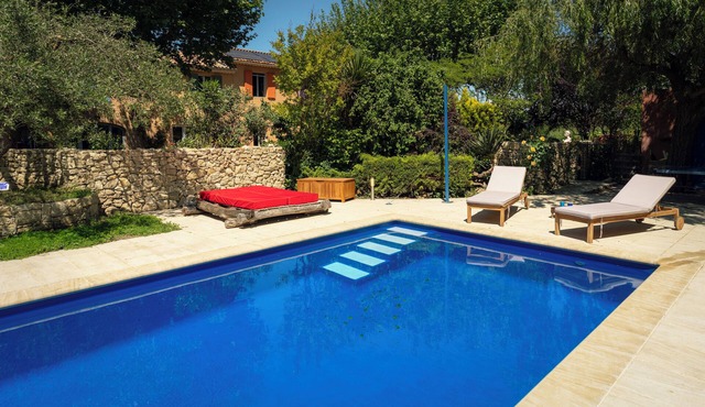 Quiet, charming farmhouse with large swimming pool and Mont Ventoux view Ideal for families