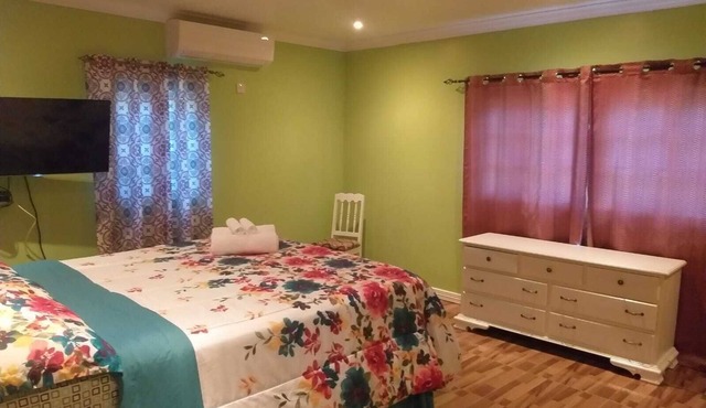 Quiet & Comfortable 3 bedroom Hideaway Near Ocho Rios Attractions