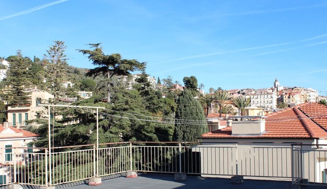 Quiet, comfortable apartment just 10 minutes from the beach