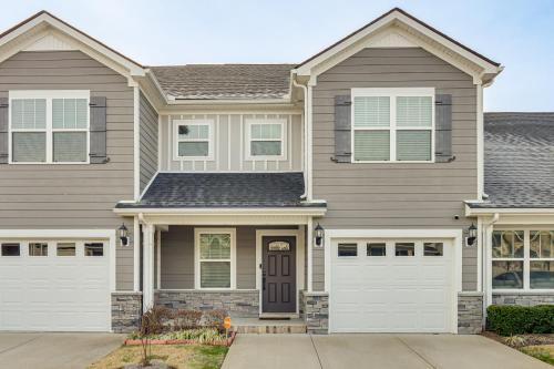 Quiet & Comfy Spring Hill Townhome w/WFH Setup