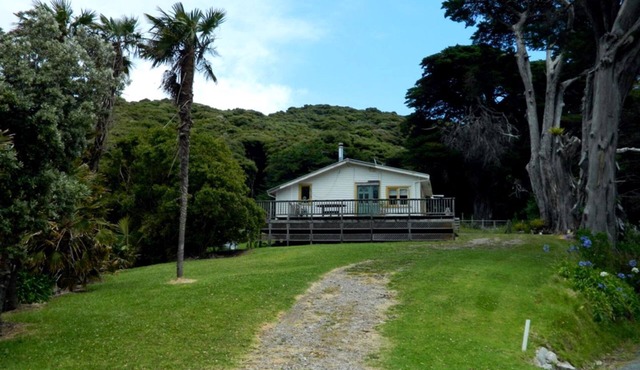 Quiet Cottage near Beaches on Shoal Bay, Great Barrier Island, New Zealand