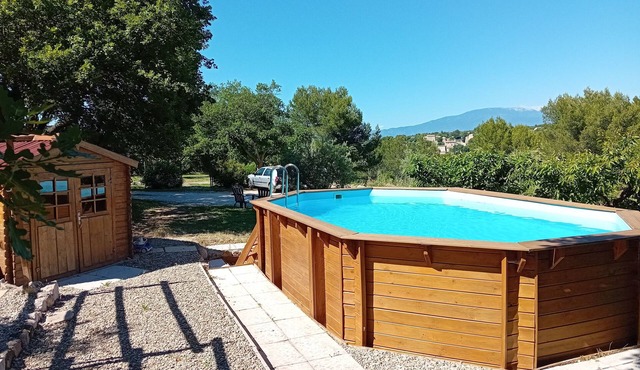 Quiet cottage in the countryside facing Mont Ventoux