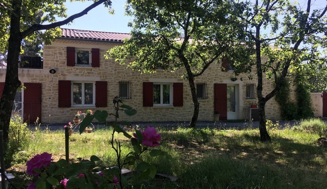 Quiet country house with swimming pool, ideal location.