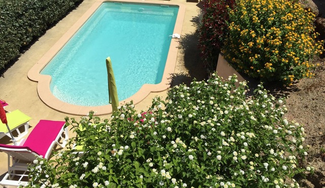 Quiet double villa, heated pool, 10-minute walk to the beach, 5-minute walk to shops.