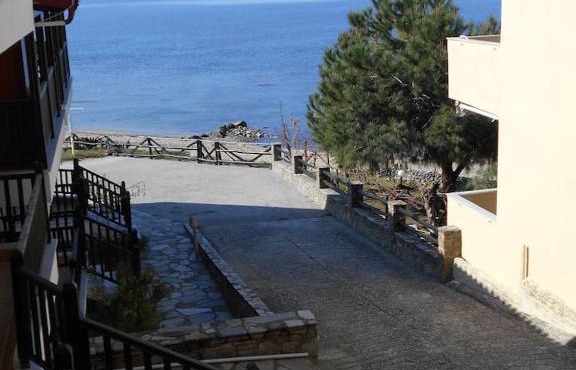 Quiet family apt, 10m from the beach