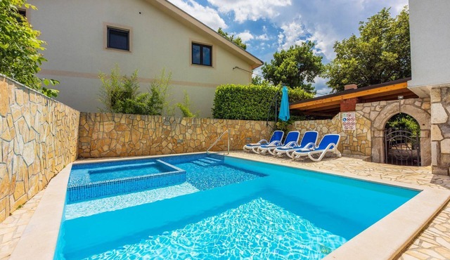 Quiet flat with charcoal barbecue, pool with whirlpool function, washing machine, tumble dryer