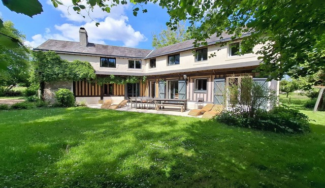 Quiet country house with swimming pool for 10 people