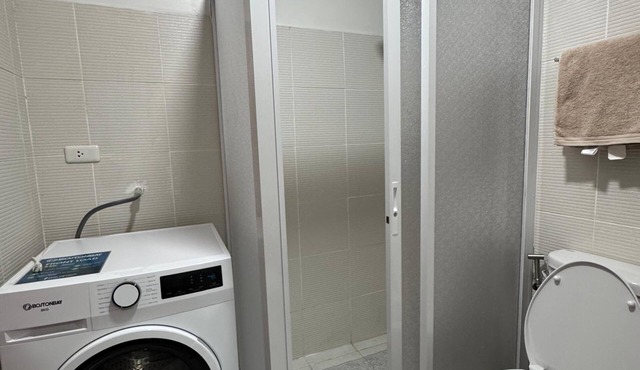 Quiet & Fully Equipped Top-Floor 1BR Condo