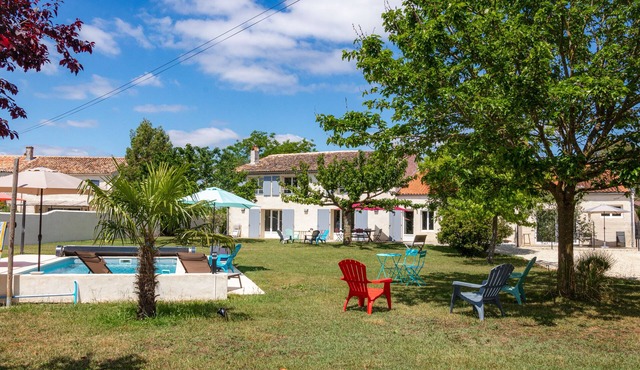 Quiet gite with pool between Saintes and Royan