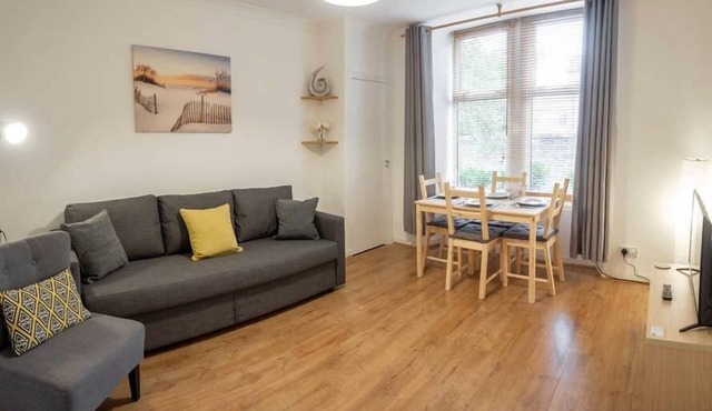 ☆ Quiet Ground Floor Apartment Near University ☆