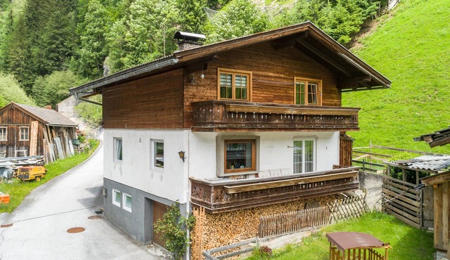 Quiet holiday home with large terrace and bath