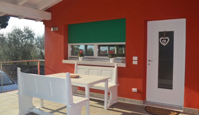 Quiet holidays, in an area surrounded by greenery, 100 mt from the center