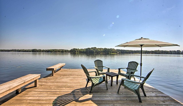 Quiet Home on Lake Hawkins w/Kayaks + Dock!